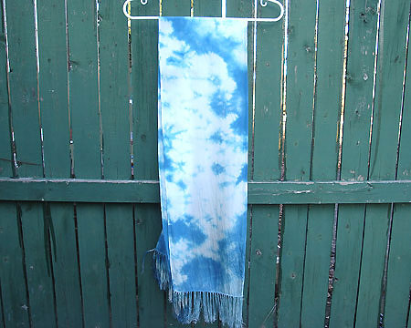 美しい雲模様が特徴の天然藍染めシルクスカーフ