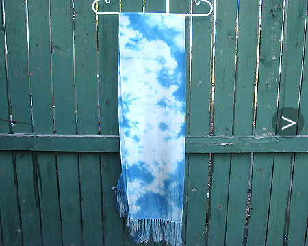 美しい雲模様が特徴の天然藍染めシルクスカーフ