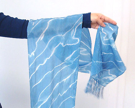 嵐絞りの技法で染められた波模様のシルクスカーフ