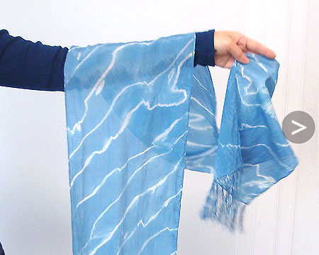 嵐絞りの技法で染められた波模様のシルクスカーフ
