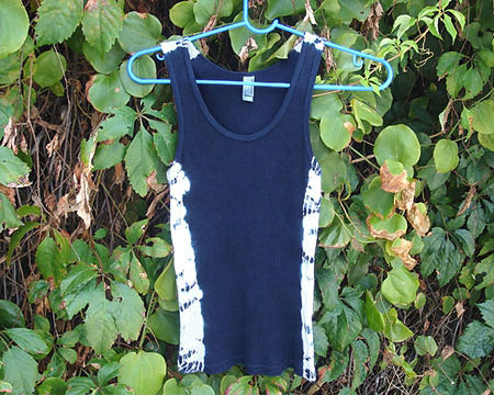 伝統的な絞り技法を用いた天然藍染めタンクトップ