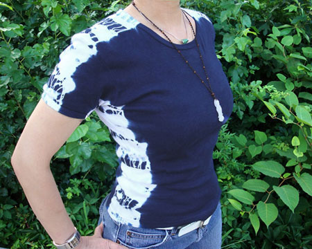 天然藍染めの絞り染め半袖Tシャツ（一点物の模様）