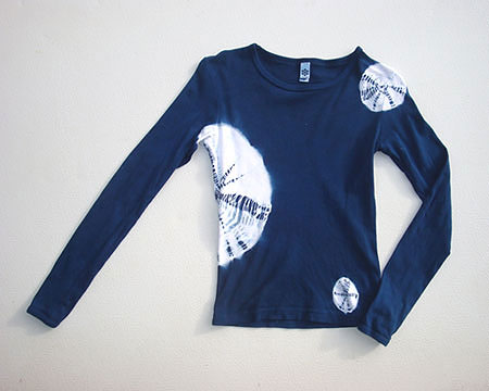 巻き上げ絞り模様が散りばめられた藍染め長袖Tシャツ